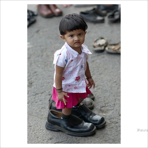 [anak+kecil+pakai+sepatu+besar.jpg]