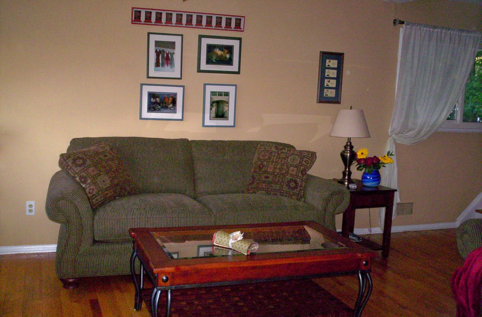 [livingroom+couch.jpg]
