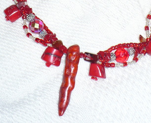 [collar+rojo+con+coral+-+detalle.jpg]
