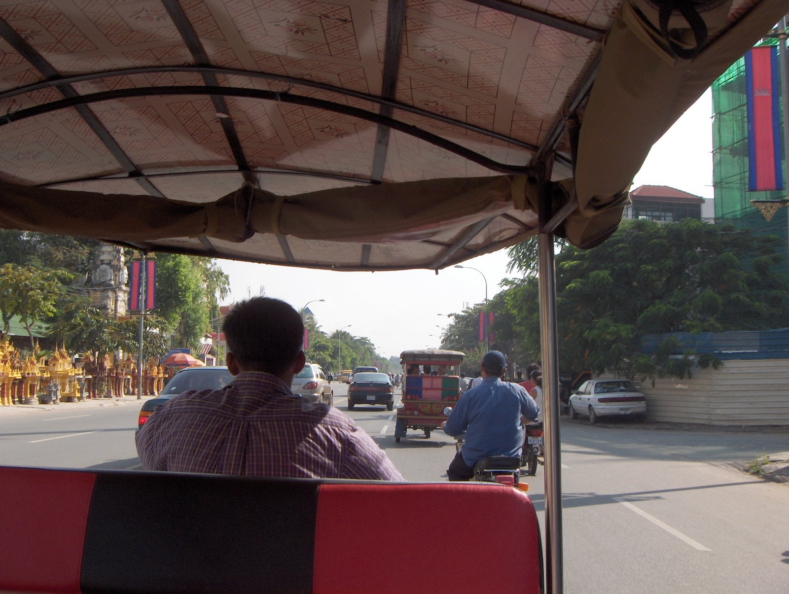 [Riding+tuk-tuk+in+Phnom+Penh+to+see+the+Killing+Fields.JPG]