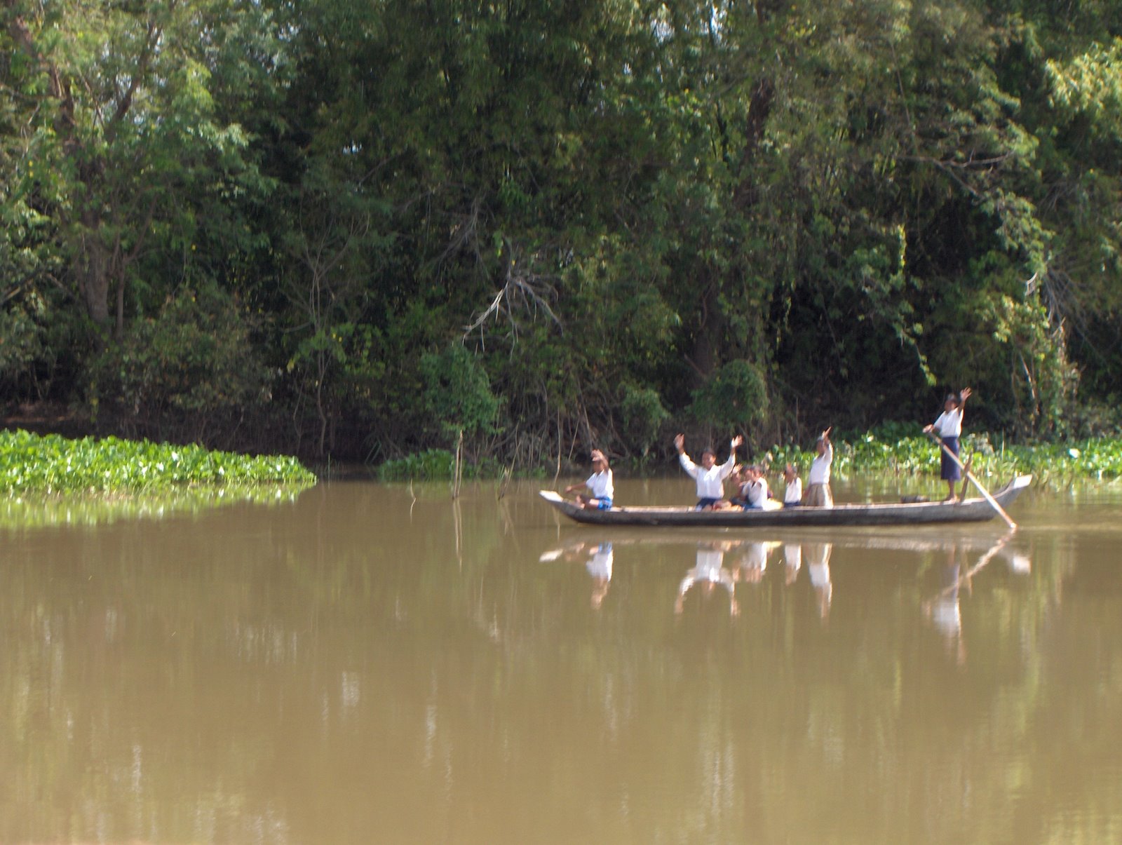 [Schoolkids+waving+at+tourist+boat+on+Tonle+Sap+river.JPG]