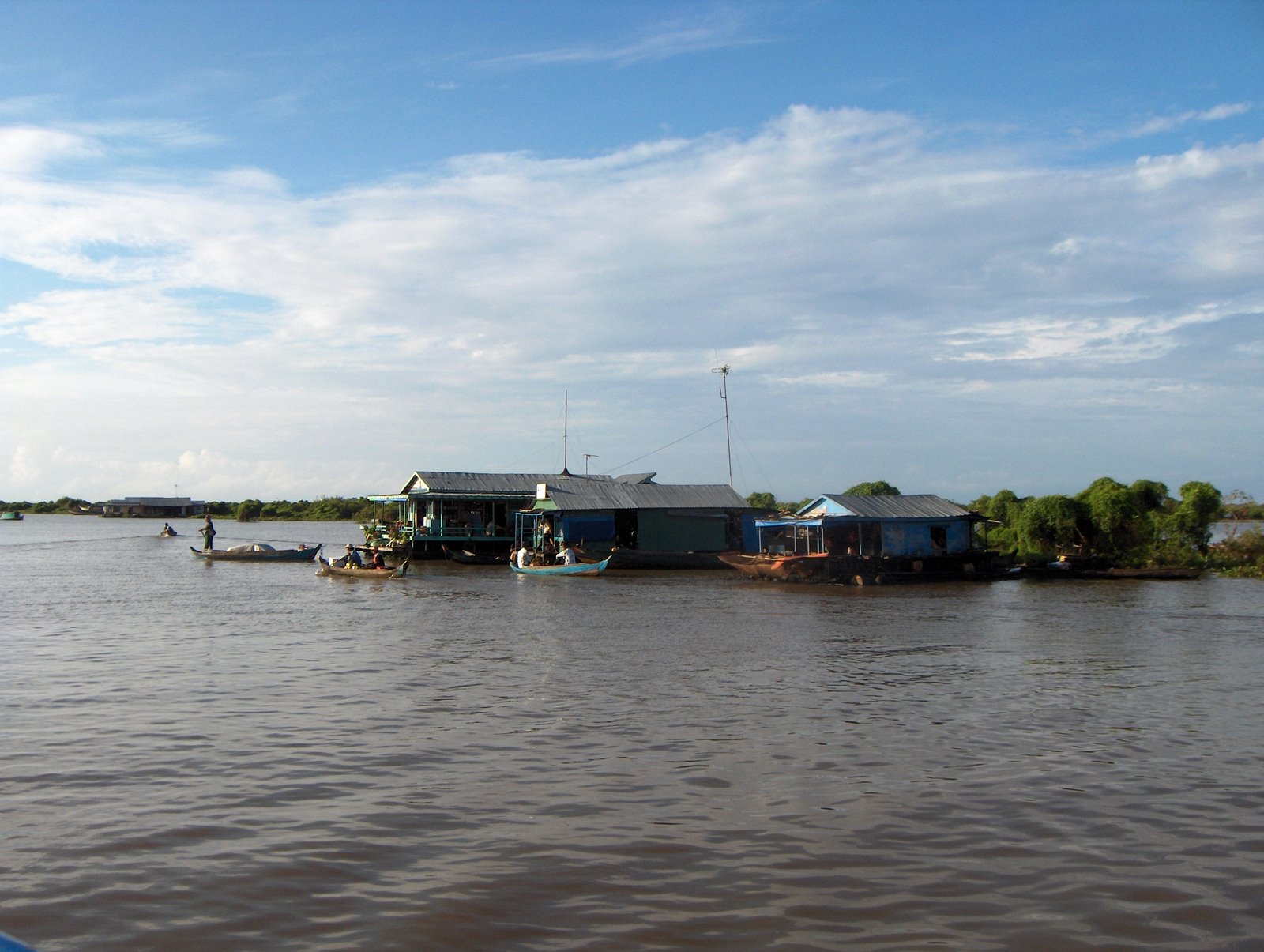 [Floating+village+during+boat+ride+to+Phnom+Penh.JPG]