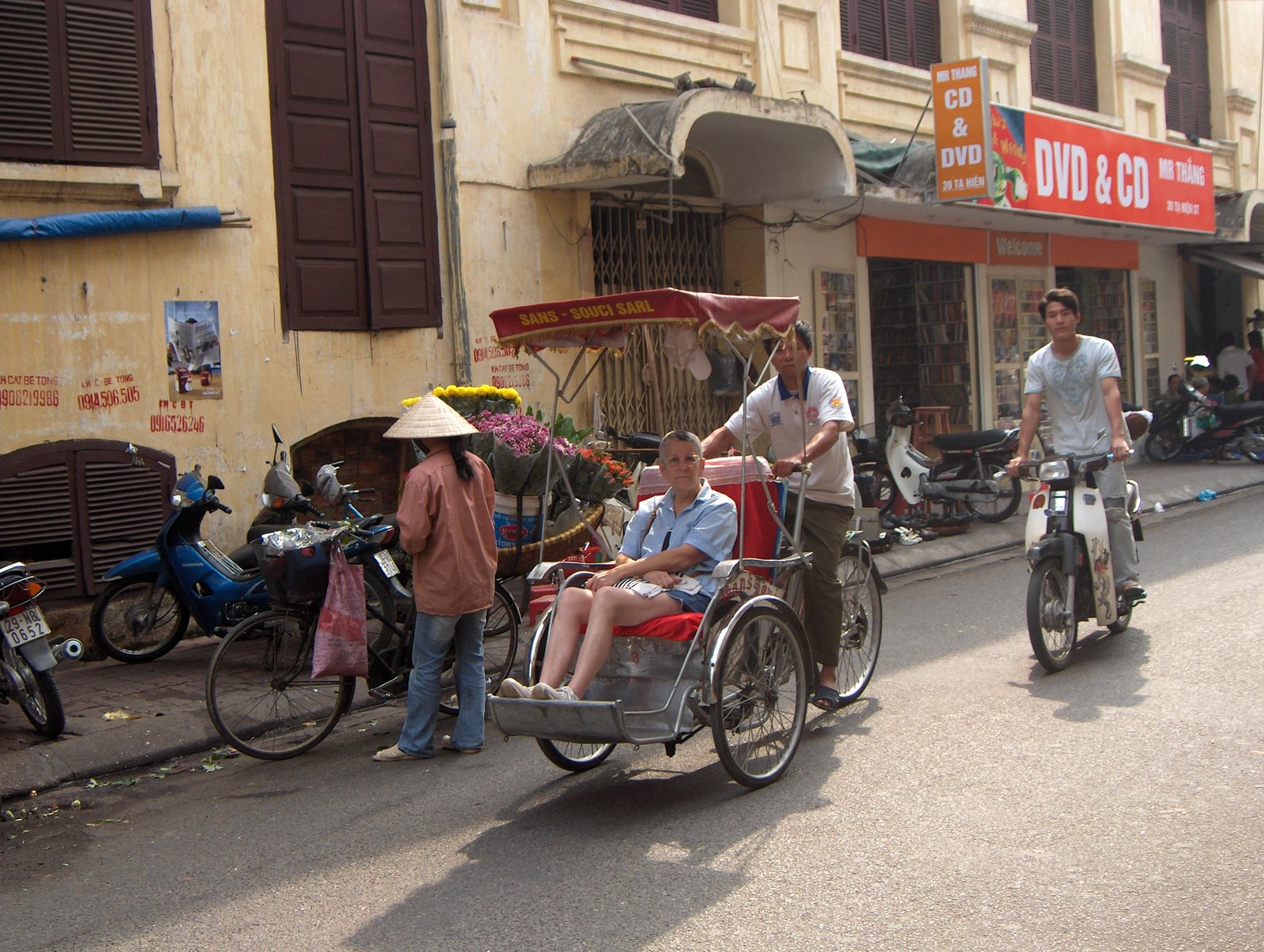[Tourist+on+a+cyclo+in+Hanoi.JPG]