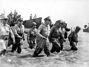 [180px-Douglas_MacArthur_lands_Leyte1.jpg]
