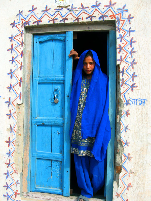 [rajasthani+women+in+color+door.jpg]