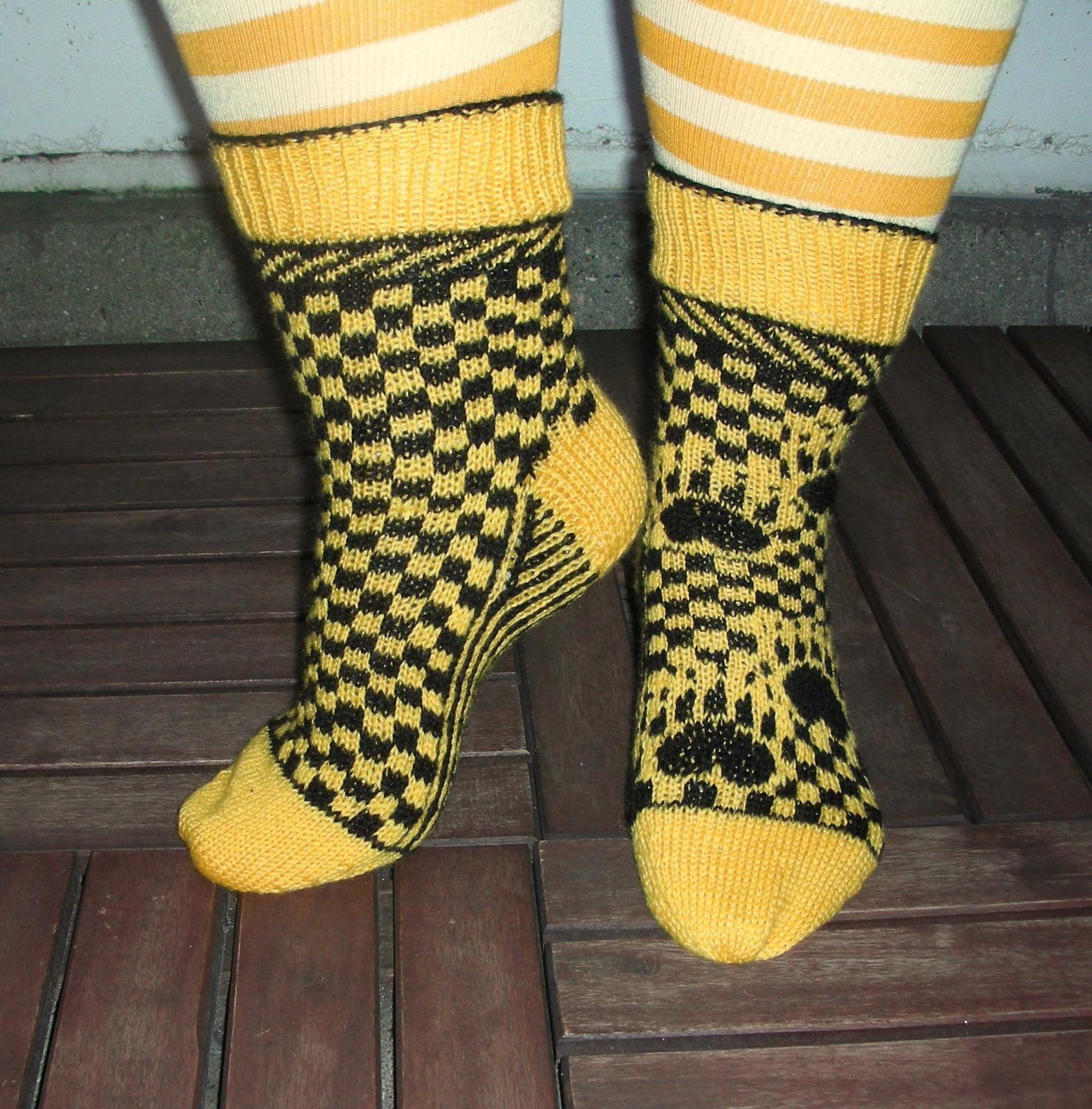[Hufflepuff+two+colour+sock+knitting.+pic.jpg]