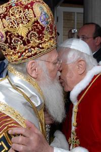 un ósculo de paz entre Bartolomé I y Benedicto XVI