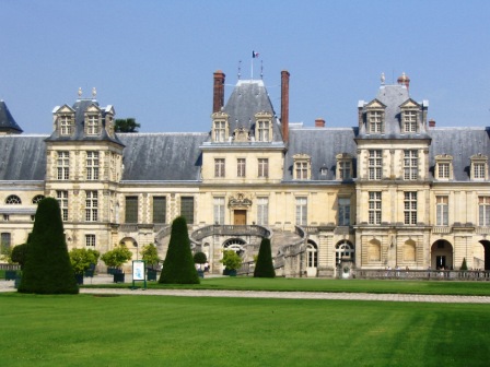 [fontainebleau_chateau_front.jpg]