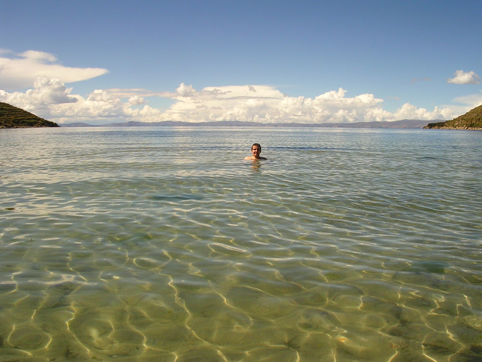 [32.Isla+del+sol,+baÃ±o+en+el+lago+Titicaca+(9).JPG]