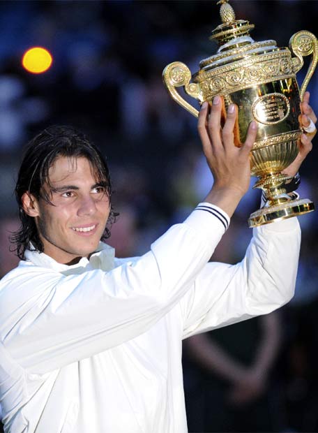 [Nadal+alza+Wimbledon+2008.jpg]