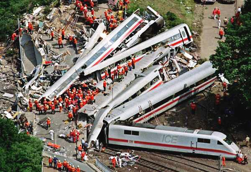 [Train+crash1..jpg]