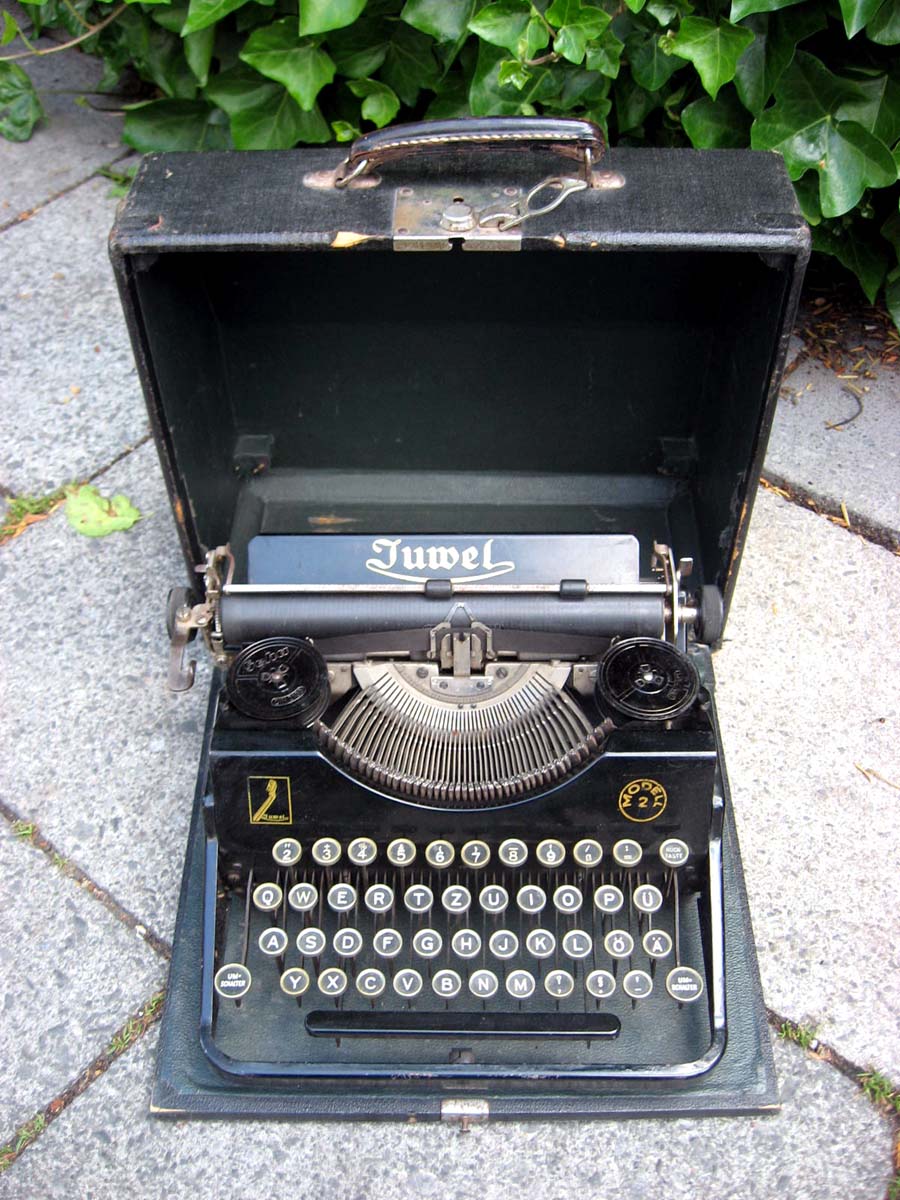 [Juwel+Schreibmaschine.JPG]