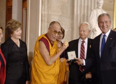 [dalai+lama+recibiendo+medalla+de+bush.jpg]