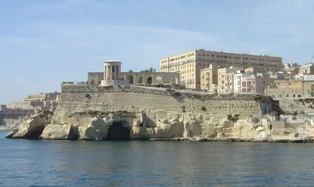 [Malta_harbour_fortress.jpg]