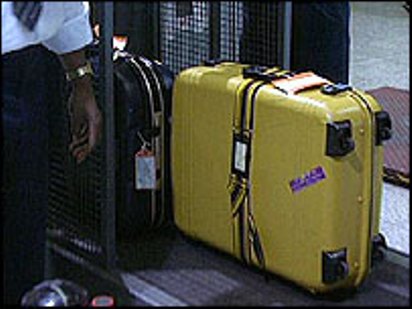 [_41142458_airport_luggage203.jpg]