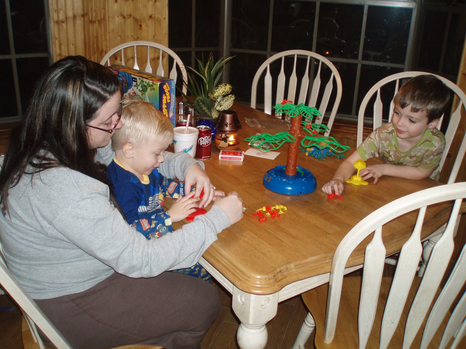 [christmas+with+gammie+&+poppy+-+flippin'+frogs+122907.JPG]