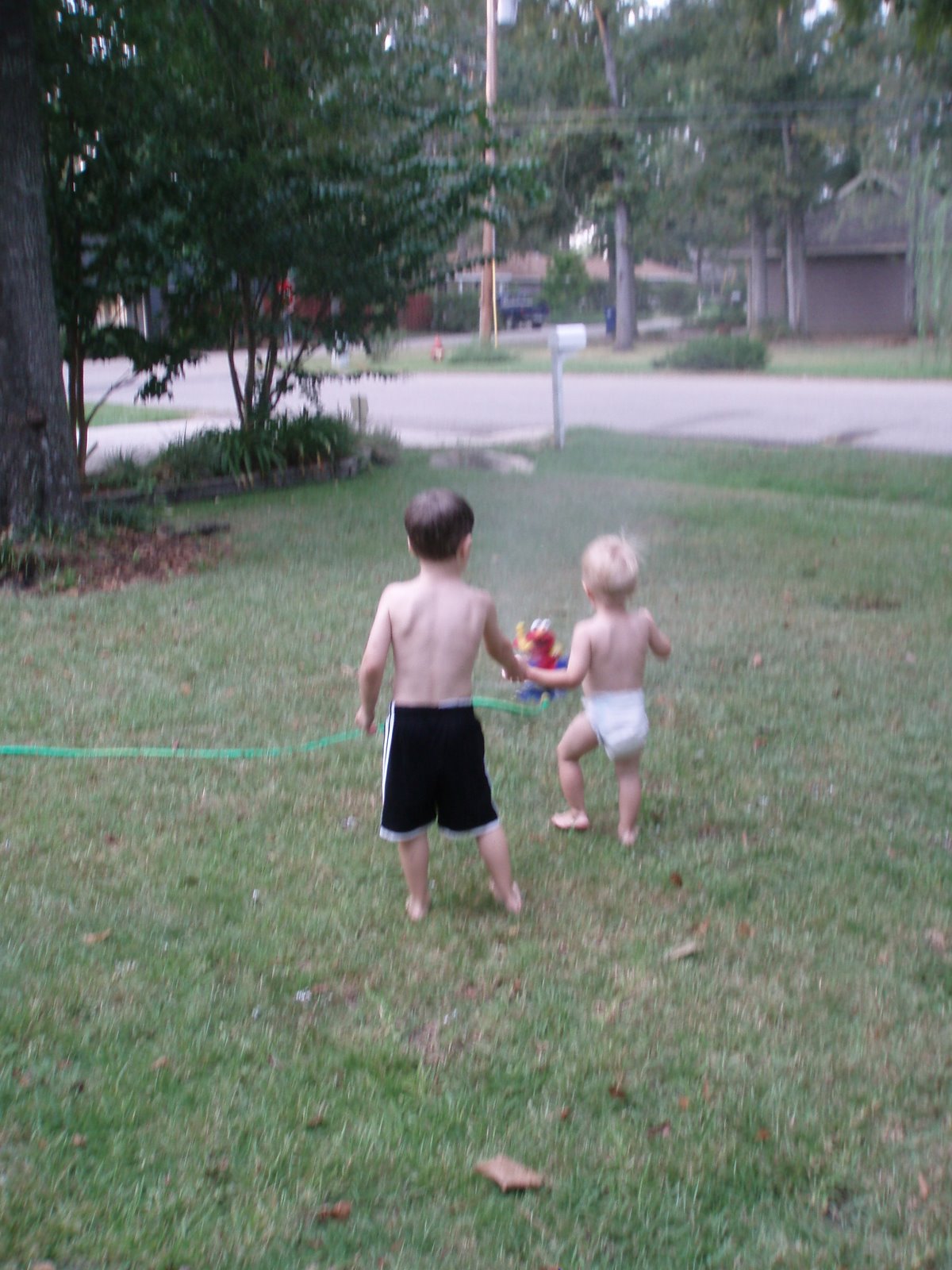 [conner's+4th+-+playing+in+the+sprinkler+082407.JPG]