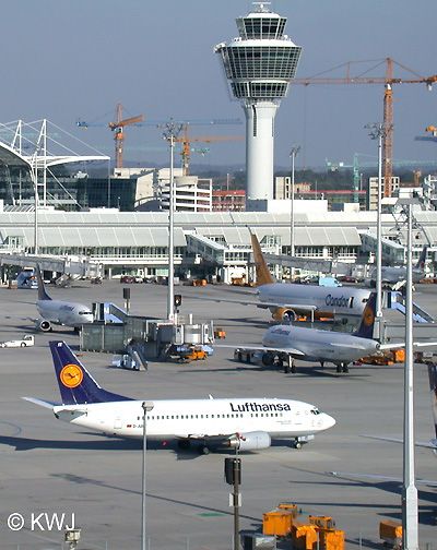 [Flughafen-Muenchen-Ammersee-01-400-Vorfeld-Blick-vom-Besucherhuegel.JPG]
