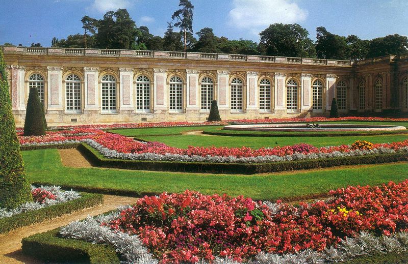 [800px-Versailles_Grand_Trianon.jpg]