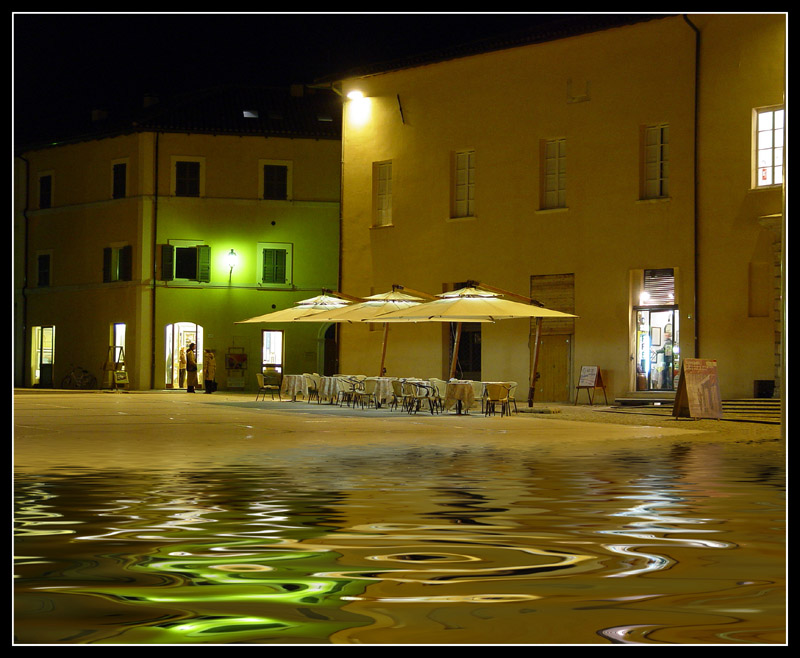 [acqua+alta+in+Piazza+del+Duca.jpg]