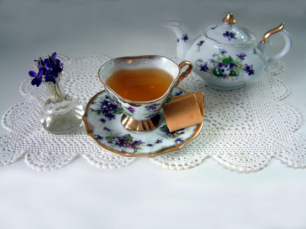 [08+02+Tea+&+Violets.JPG]