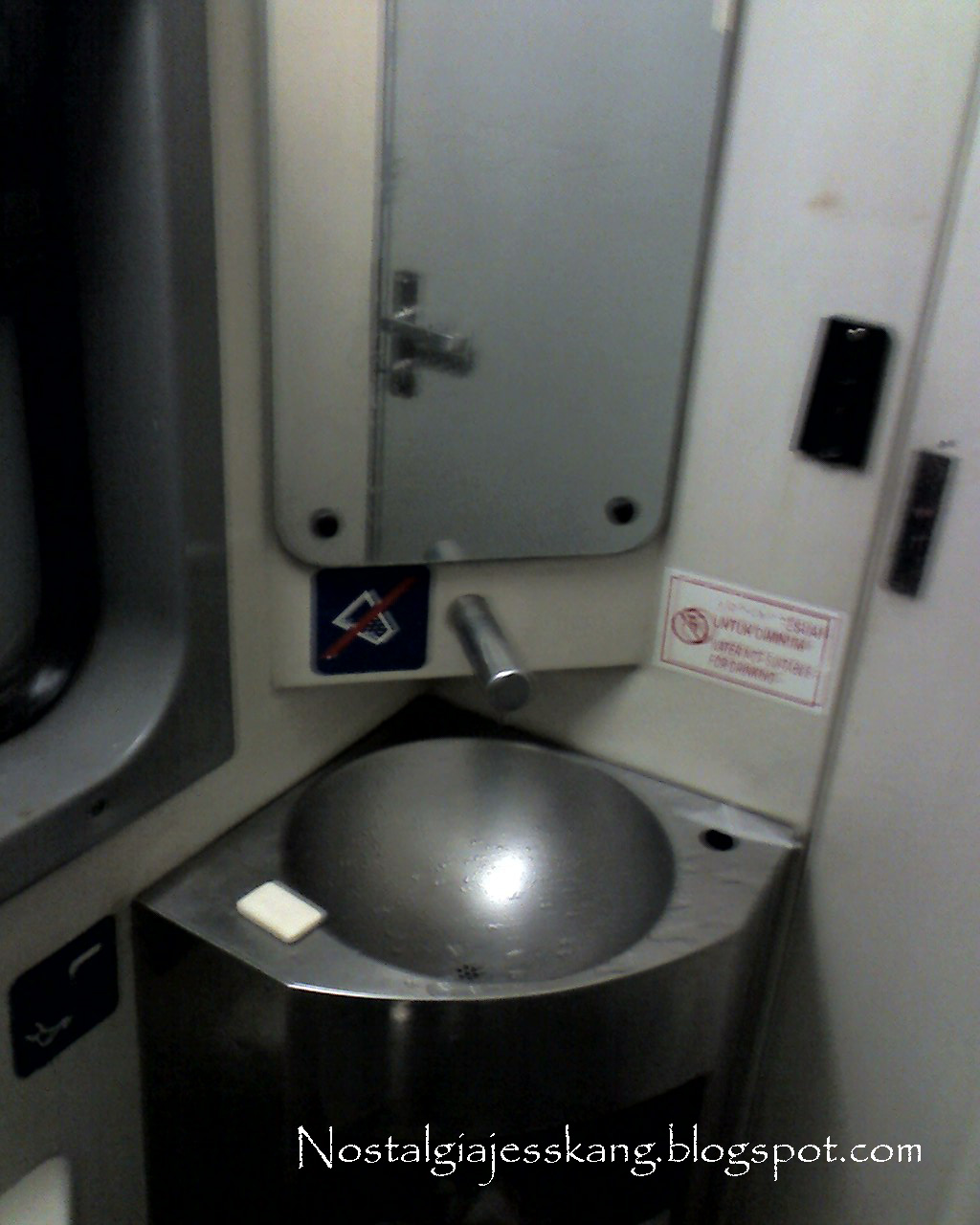 [train_toilet_sink.jpg]
