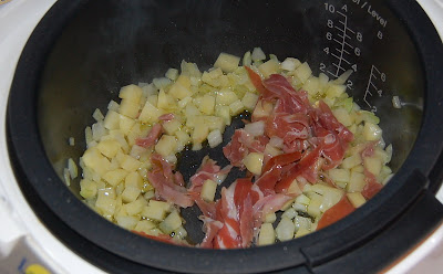 Se fríe la cebolla con la patata y el jamón