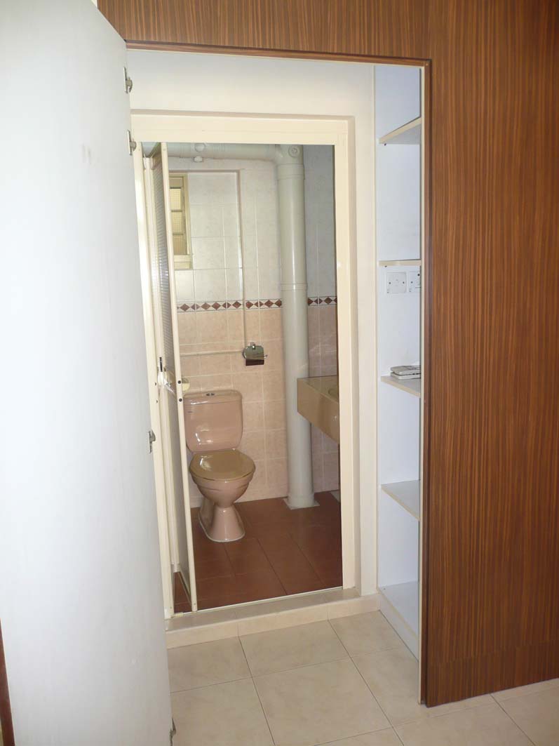 [toilet1+mb.jpg]