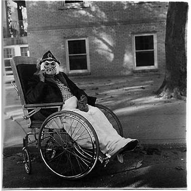 [arbus_masked-woman-wheel-chair(1970).jpg]