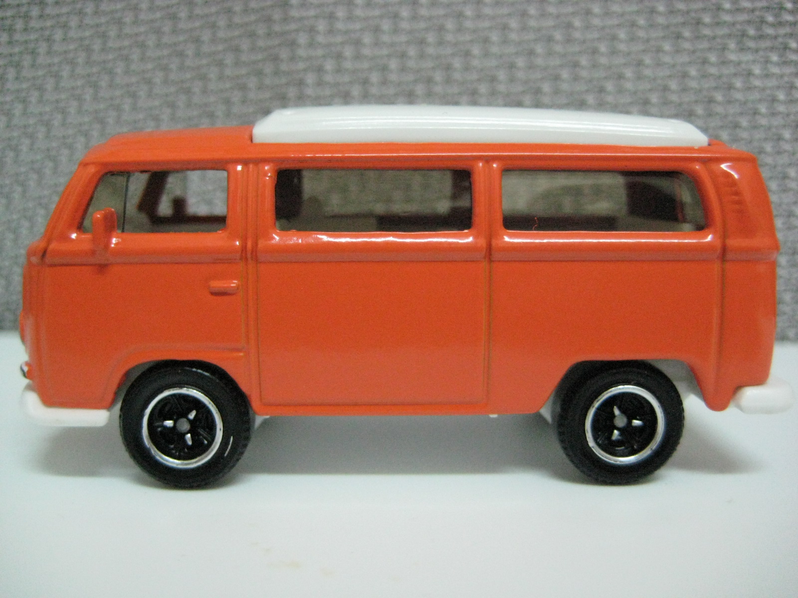 [Volkswagen+T2+Bus+(1).JPG]