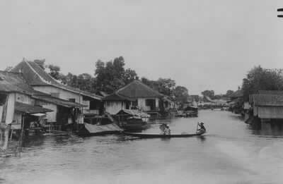 [Binnenwatertje+te+Palembang+circa+1935.jpg]
