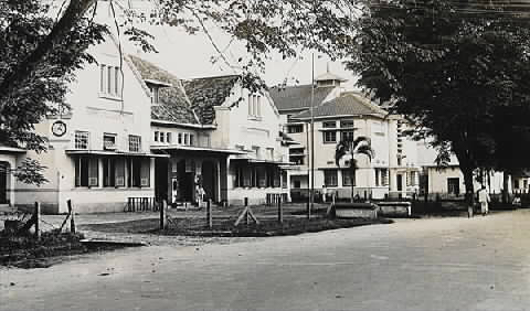 [Het+postkantoor+aan+de+Raadhuisweg+te+Palembang+circa+1935.jpg]