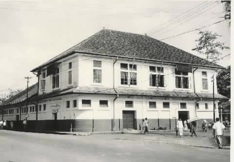 [Kantoor+van+Jacobson+Van+den+Berg+&+Co.+te+Palembang+1955.jpg]