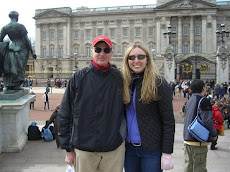 beth and i in front of buckingham palace