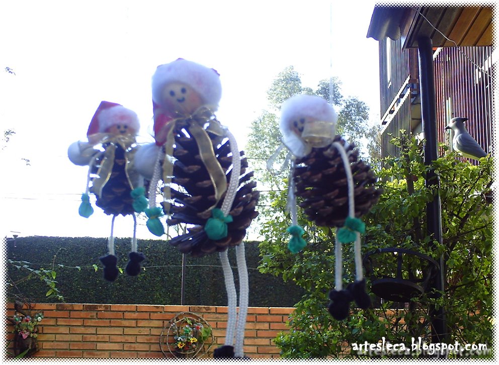 Bonequinhos de Pinha pendurados para o Natal