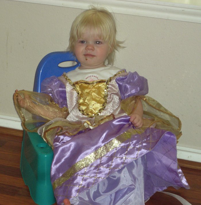 [princess+cailyn+on+throne.jpg]