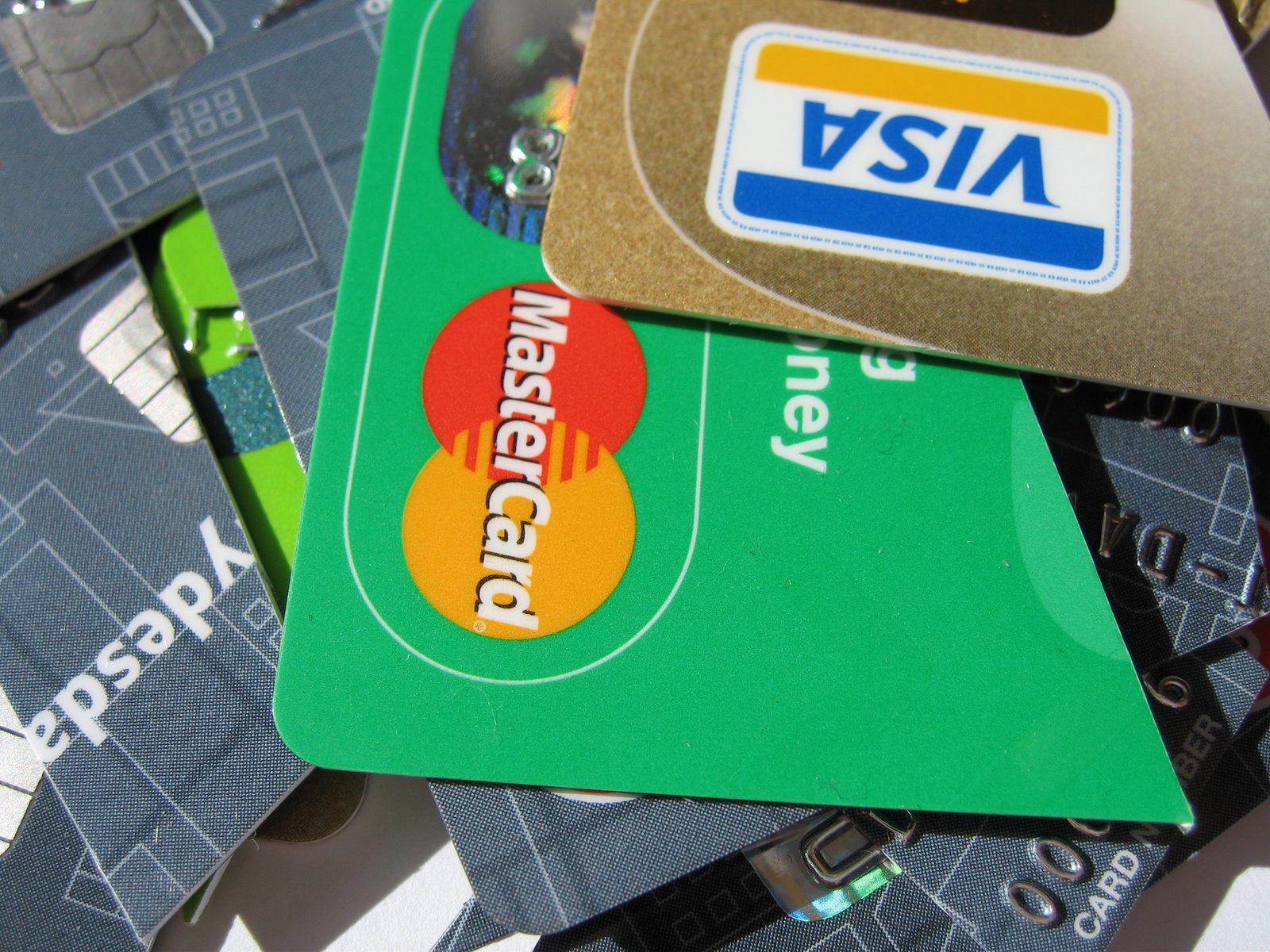 [credit-card-fragments-after-being-cut-up-to-destroy-them-MasterCard-Visa-with-chip-closeup-1-DHD.jpg]