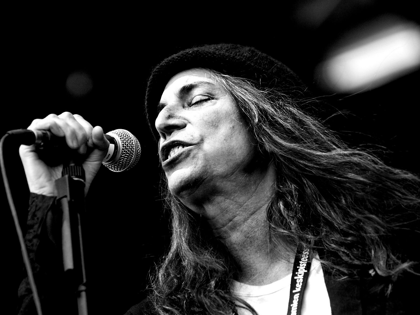 [Patti_Smith_performing_in_Finland,_2007.jpg]