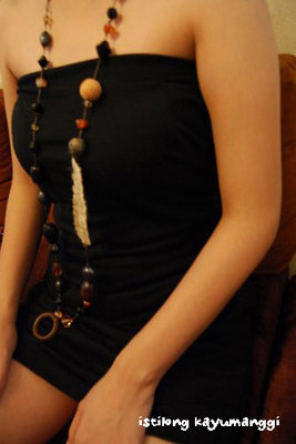 [necklace2+-+reminiscent+of+long+chanel+necklaces+resortwear.jpg]