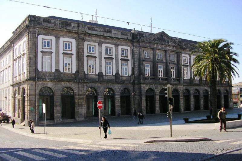[800px-Reitoria_Universidade_(Porto).jpg]