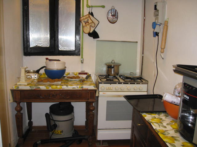 [Lucio+kitchen2.jpg]