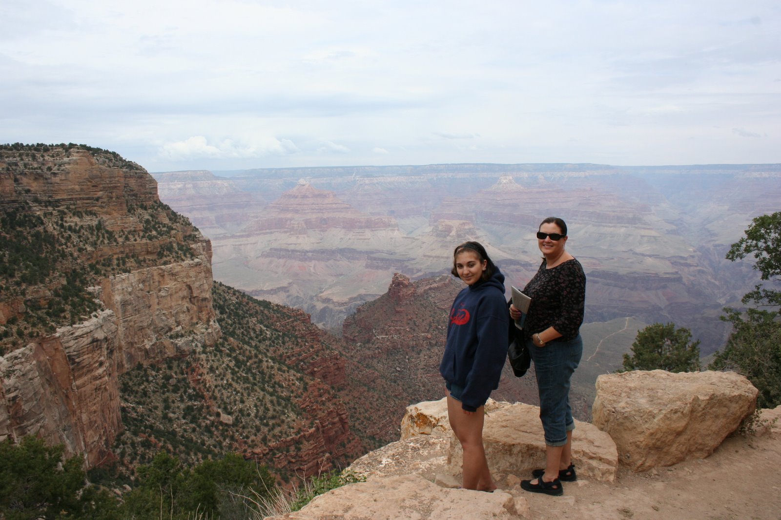 [07-20-08+Laila+and+Grandma+Shelly+at+the+Grand+Canyon.JPG]