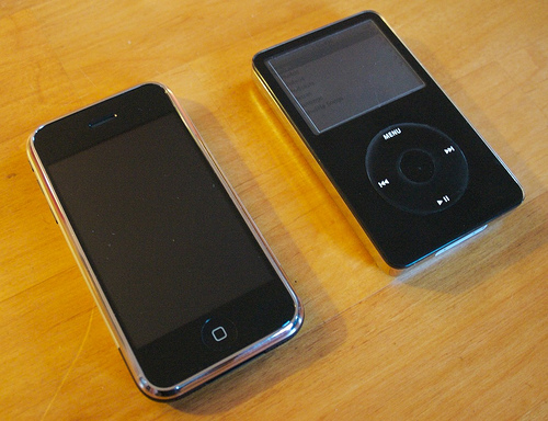 [iPhone+vs+iPod.jpg]