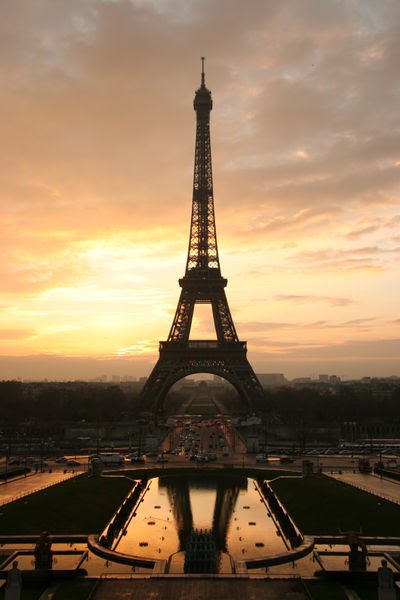 [400px-Tour_eiffel_at_sunrise_from_the_trocadero.jpg]