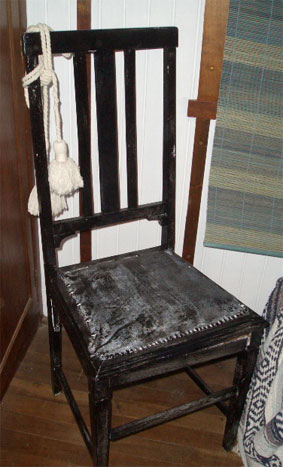silla de roble negra  pintada a mano