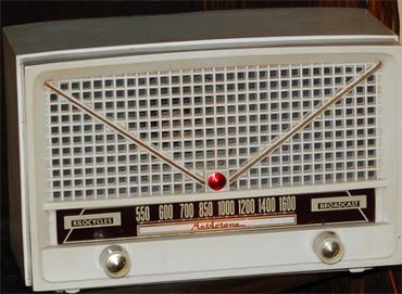 Radio Metrotone año 1950. Equipo Norteamericano. Mueble de baquelita. Dial iluminado. Gran sonorida