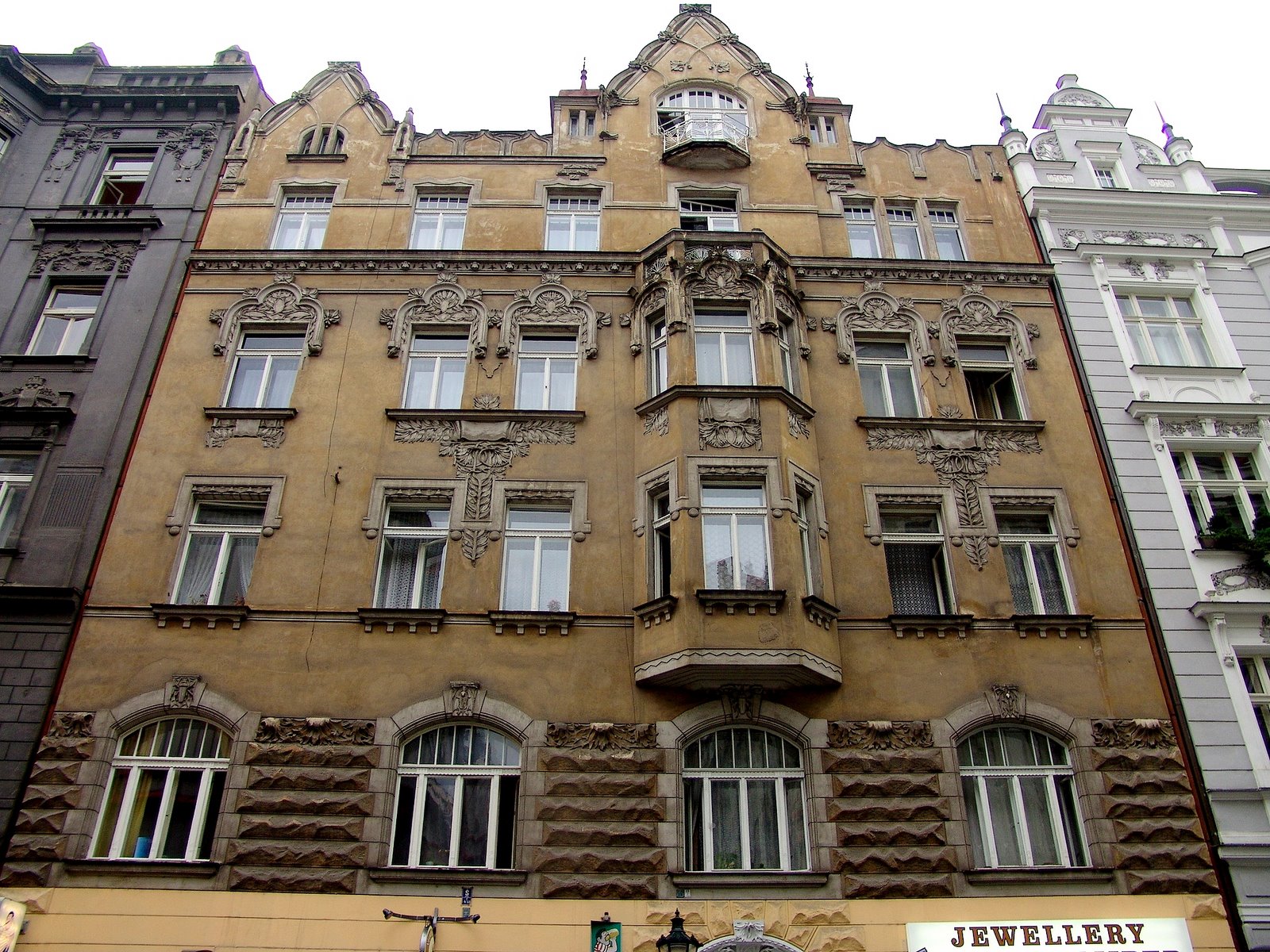 [Prague+BUILDING+JEWELERY'07++.JPG_16.jpg]