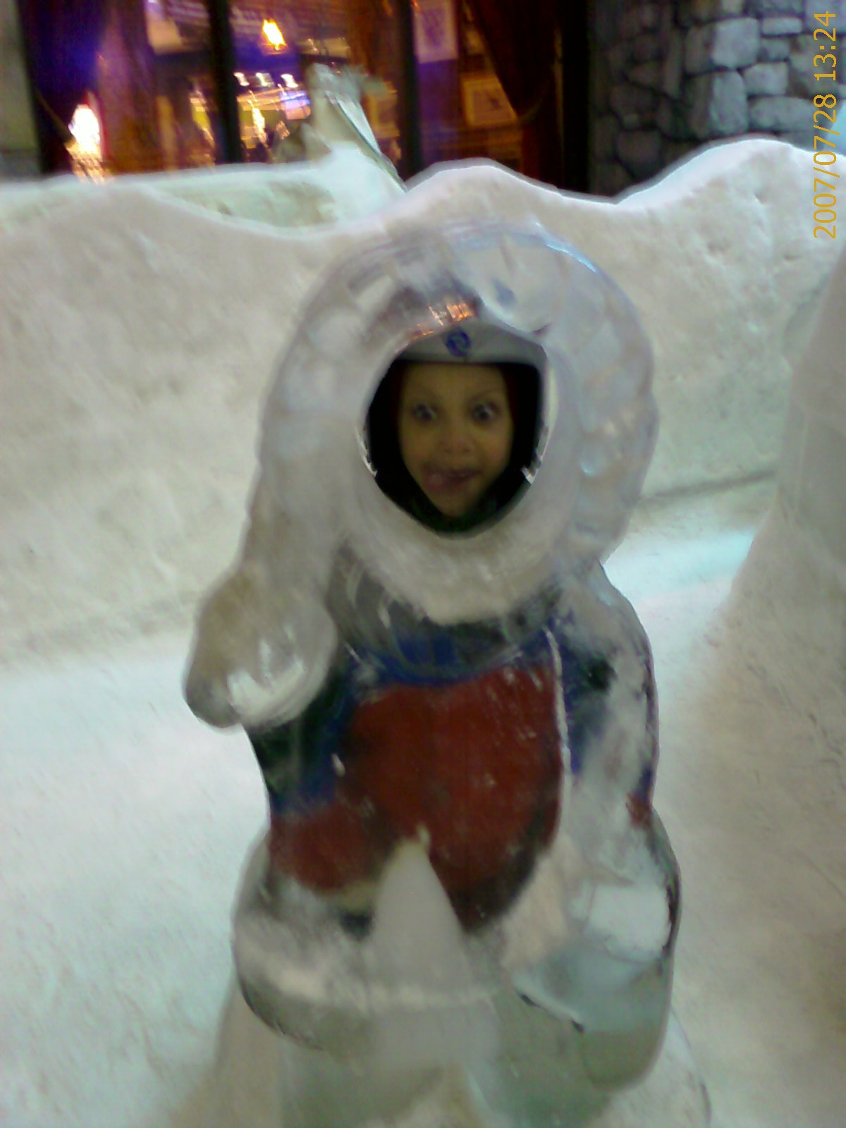 [Ski+Dubai+Nate+in+ice+sculpture.jpg]