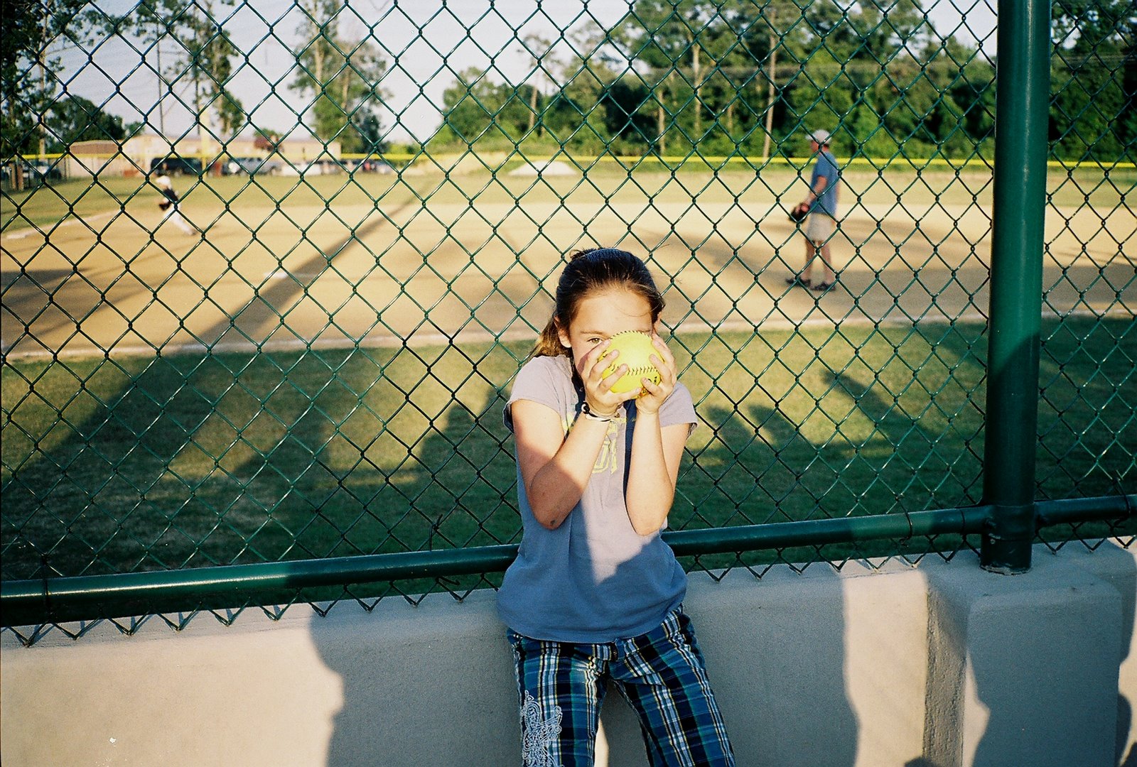 [Girl+with+baseball+BRLA+5-20-07.jpg]
