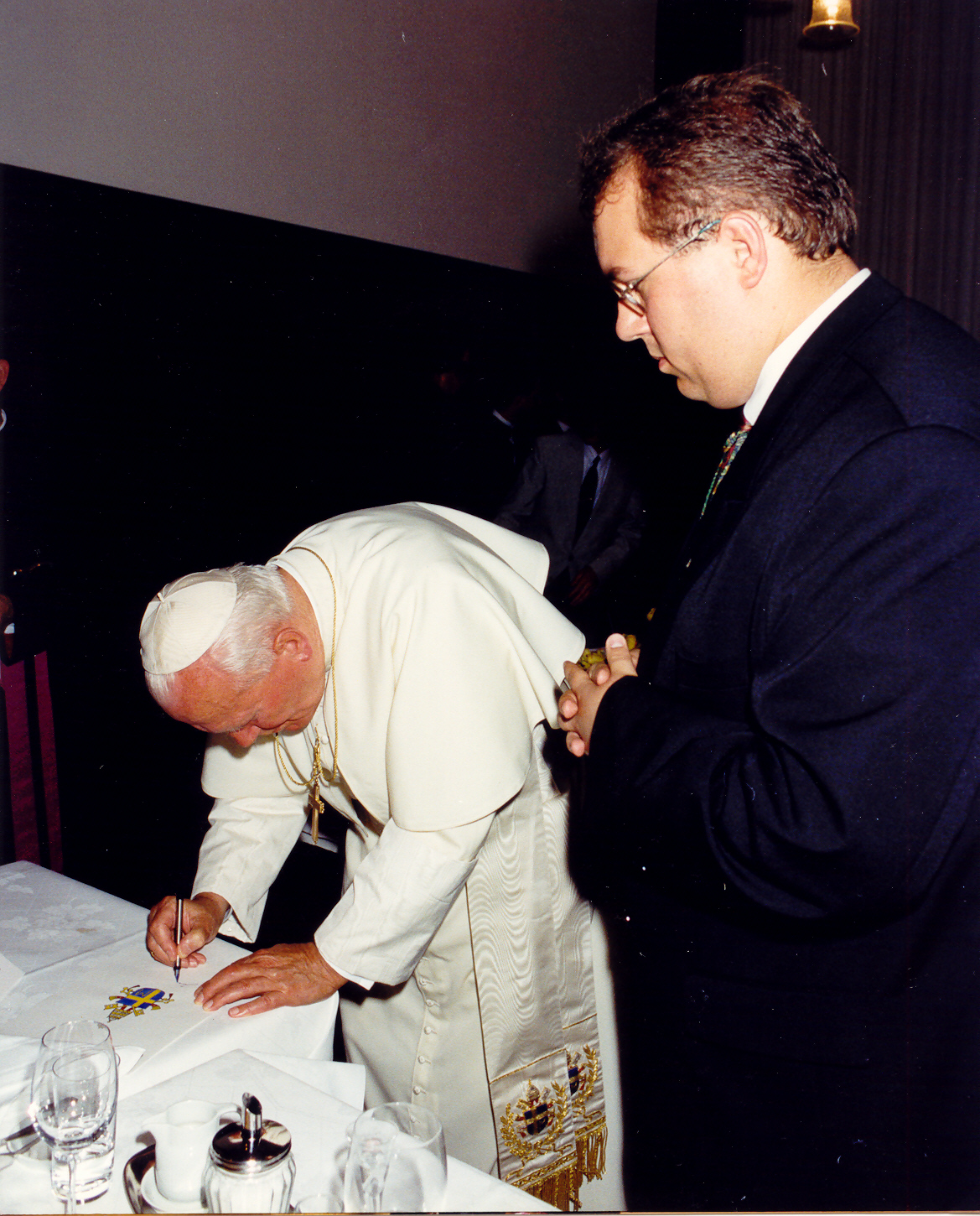 [Papst+gibt+Unterschrift.jpg]
